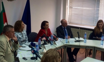 Министър Жекова размразява фондовете