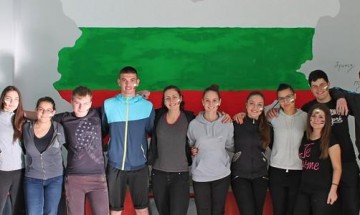 Ученици изрисуваха патриотична стена в Каварна