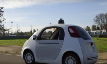 Автономната или Самоуправляемата кола на Google е безопасна извън населени места (Видео)