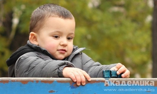 dete_igra_igrachka