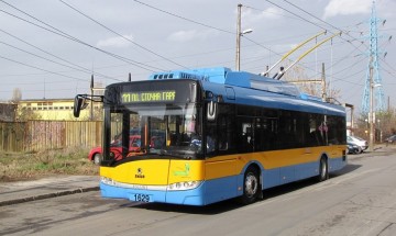 Петима пострадаха при катострофа между тролей и джип