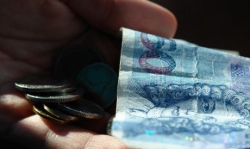 Спад в наемането на работници, ръст на заплатите