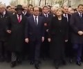 Президенти и премиери начело на шествието в Париж заедно с оцелелите от атентата