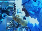 Onderzoeker bij onderzoeksopstelling in cleanroom MESA+