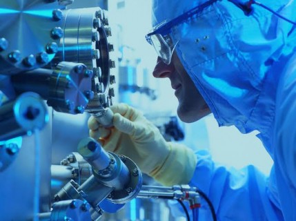 Onderzoeker bij onderzoeksopstelling in cleanroom MESA+