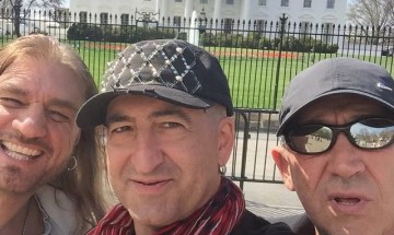 „Следващите трима президенти“ се снимаха пред Белия дом