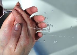 Студенти по медицина взимат участие в акция за чисти ръце