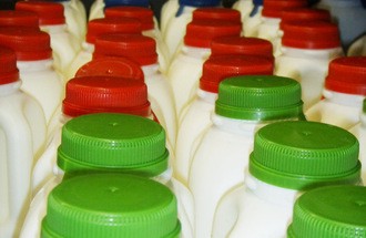 Смарт капачки следят годността на прясното мляко