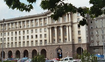 Правителството скоростно увеличи учителските заплати
