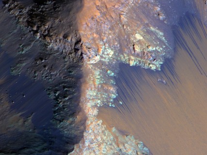 recurring-slope-lineae-coprates-chasma