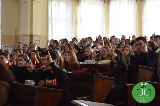 Членовете на СУС се учат на жестовия език