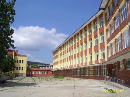 uchilishten dvor