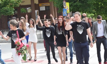 Ученици от СОУ „Вичо Грънчаров“ се присъединиха към инициативата „С тениска на бал“