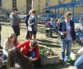 Ученици от Първа АЕГ садиха цветя за Първа пролет